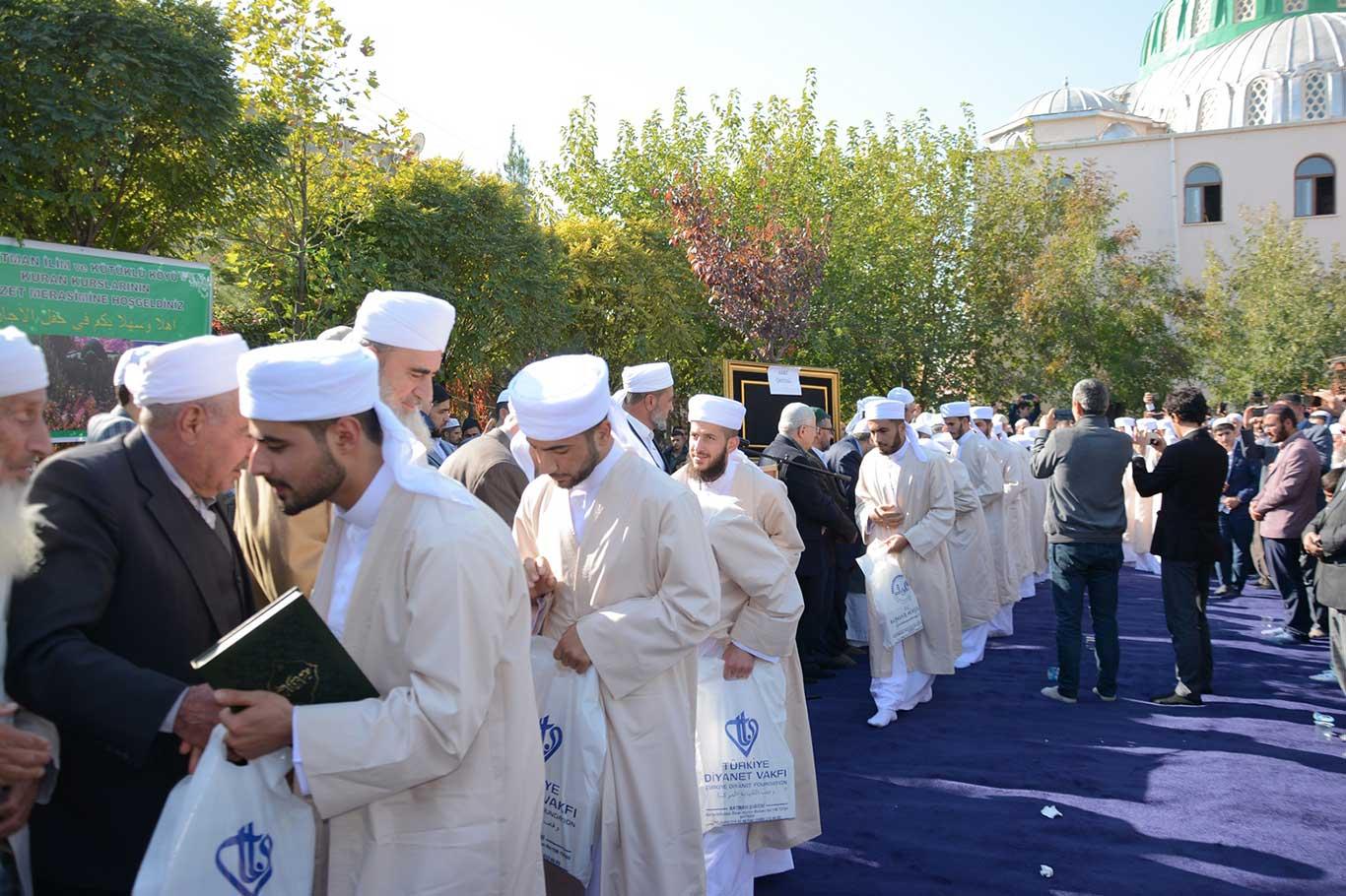 İlmi tedrisatı bitiren 22 talebe icazetlerini aldı İlmi tedrisatı bitiren 22 talebe icazetlerini aldı